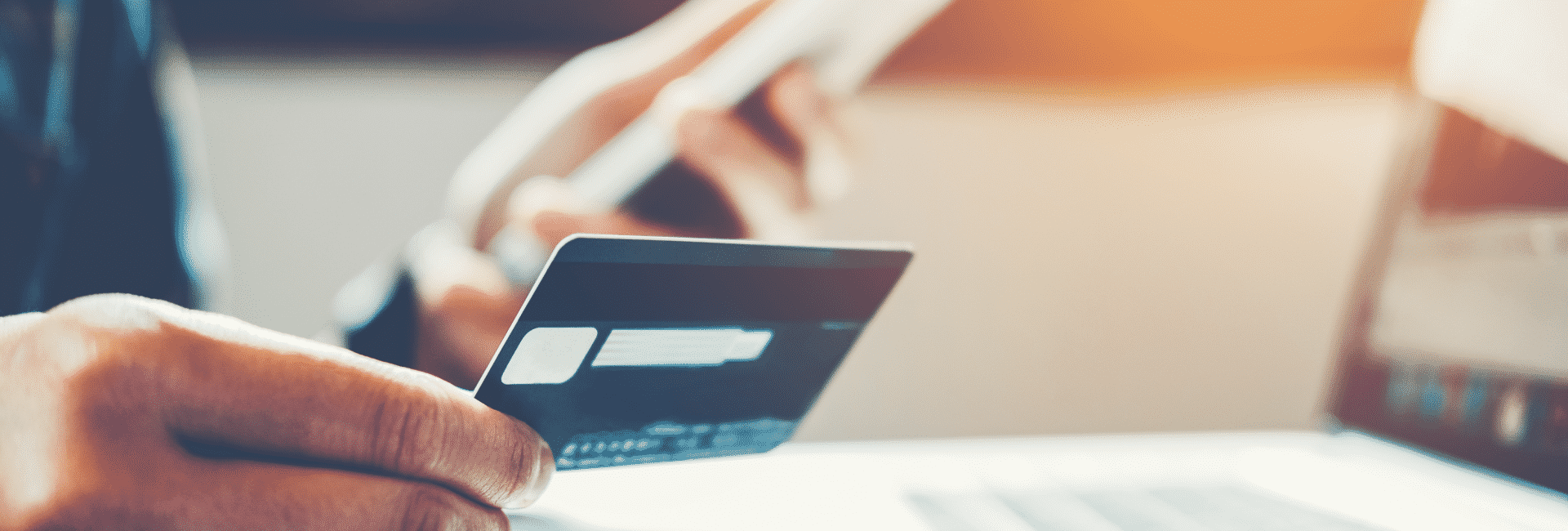 تغيير الاسم البارز على بطاقتك الائتمانية أو بطاقة الخصم الخاصة بك