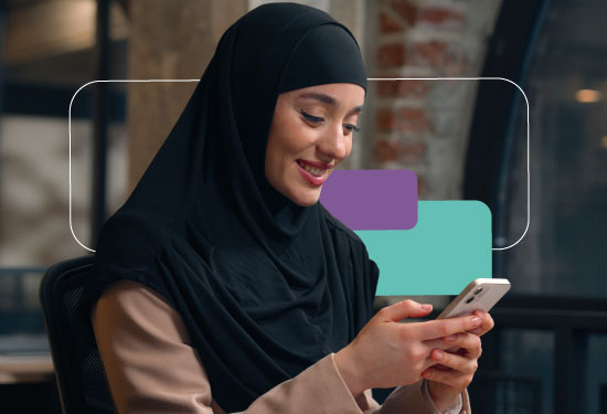 نشاهد امرأة تستخدم كمبيوتراً محمولاً لفتح حساب مصرفي عبر الإنترنت.