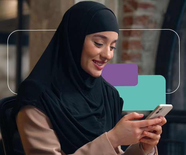 نشاهد امرأة تستخدم كمبيوتراً محمولاً لفتح حساب مصرفي عبر الإنترنت.