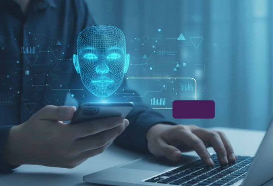 يتم عرض تقنية التحقق من الهوية الرقمية ومنع الاحتيال على جهاز هاتف متحرك التي تتميز بواجهة التعرف على الوجوه.