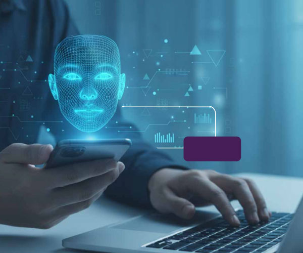 يتم عرض تقنية التحقق من الهوية الرقمية ومنع الاحتيال على جهاز هاتف متحرك التي تتميز بواجهة التعرف على الوجوه.